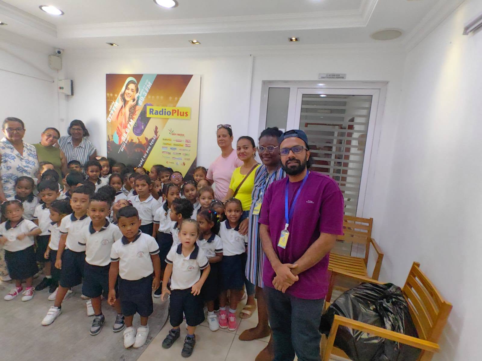 Visite à Radio Plus avec les enfants