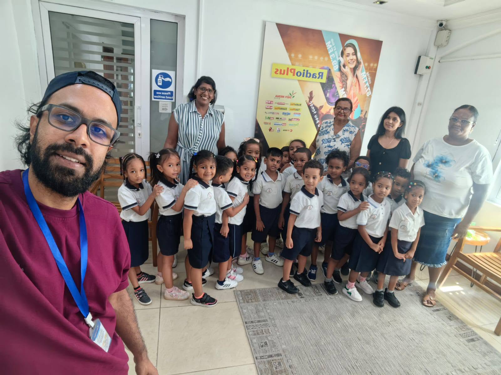 Visite à Radio Plus avec les enfants