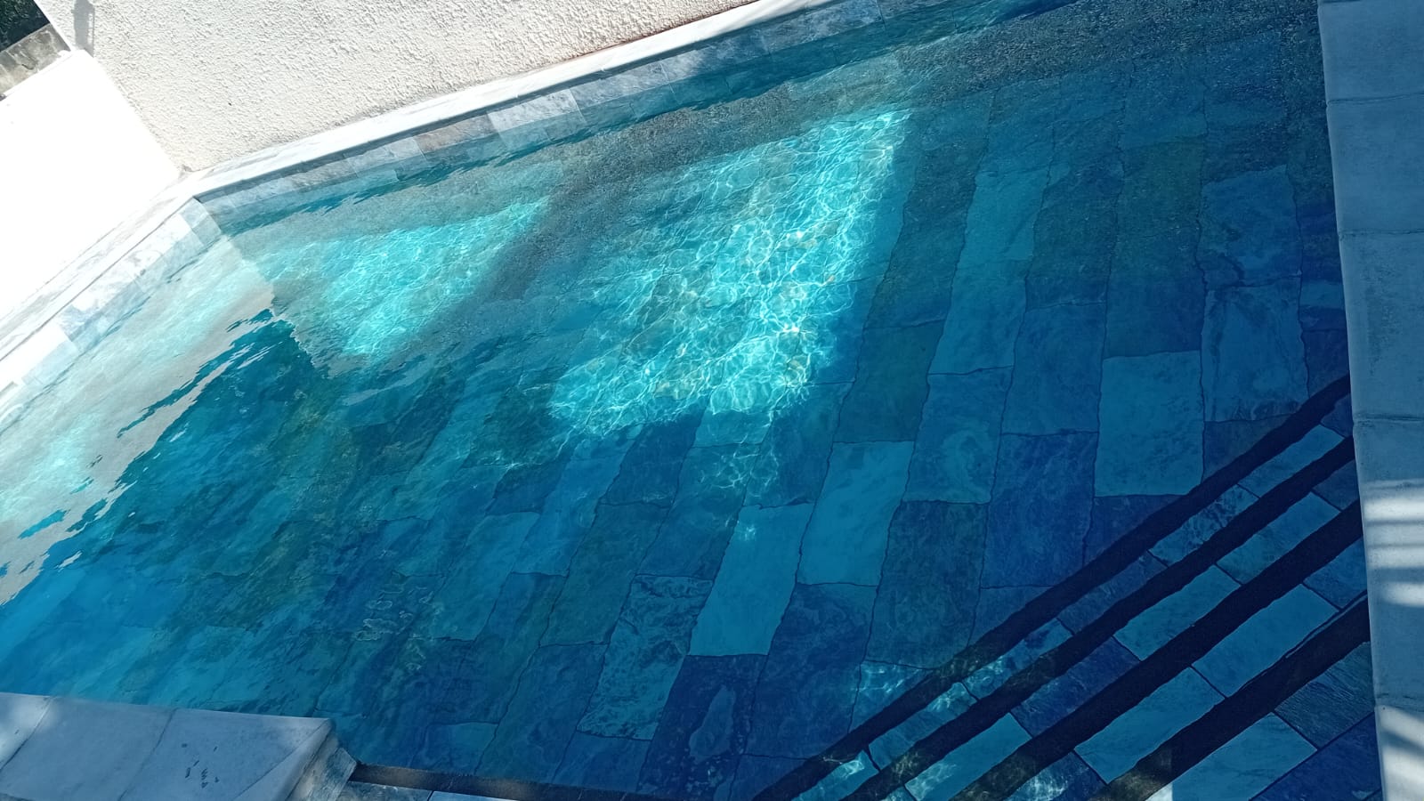 Redressement rapide de l’eau de piscine en 2 jours – Bain Bœuf, Pereybère