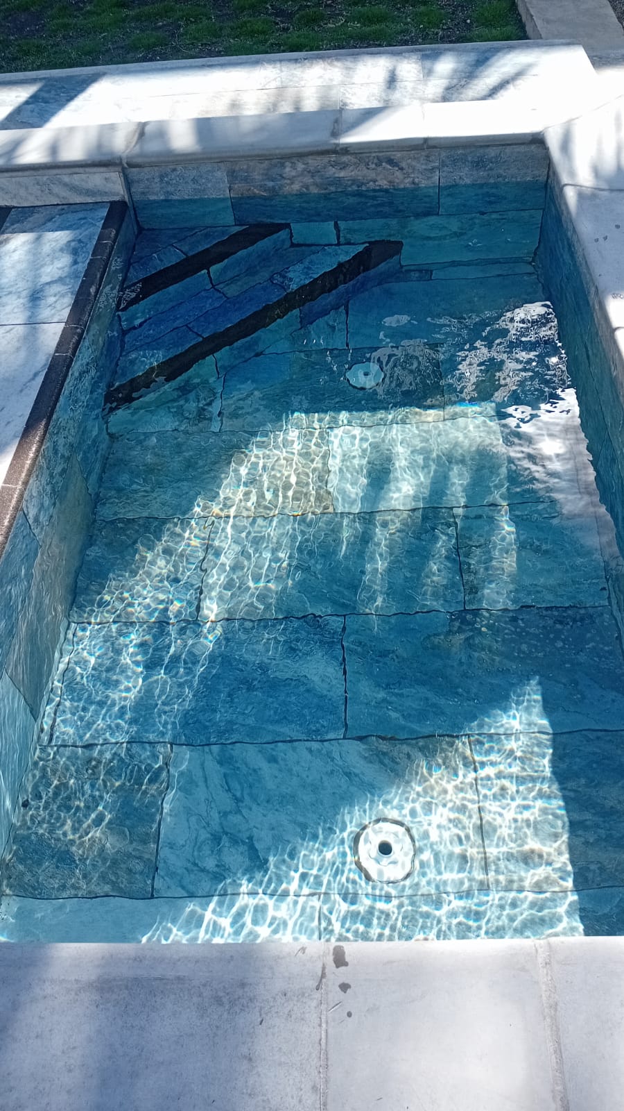 Redressement rapide de l’eau de piscine en 2 jours – Bain Bœuf, Pereybère